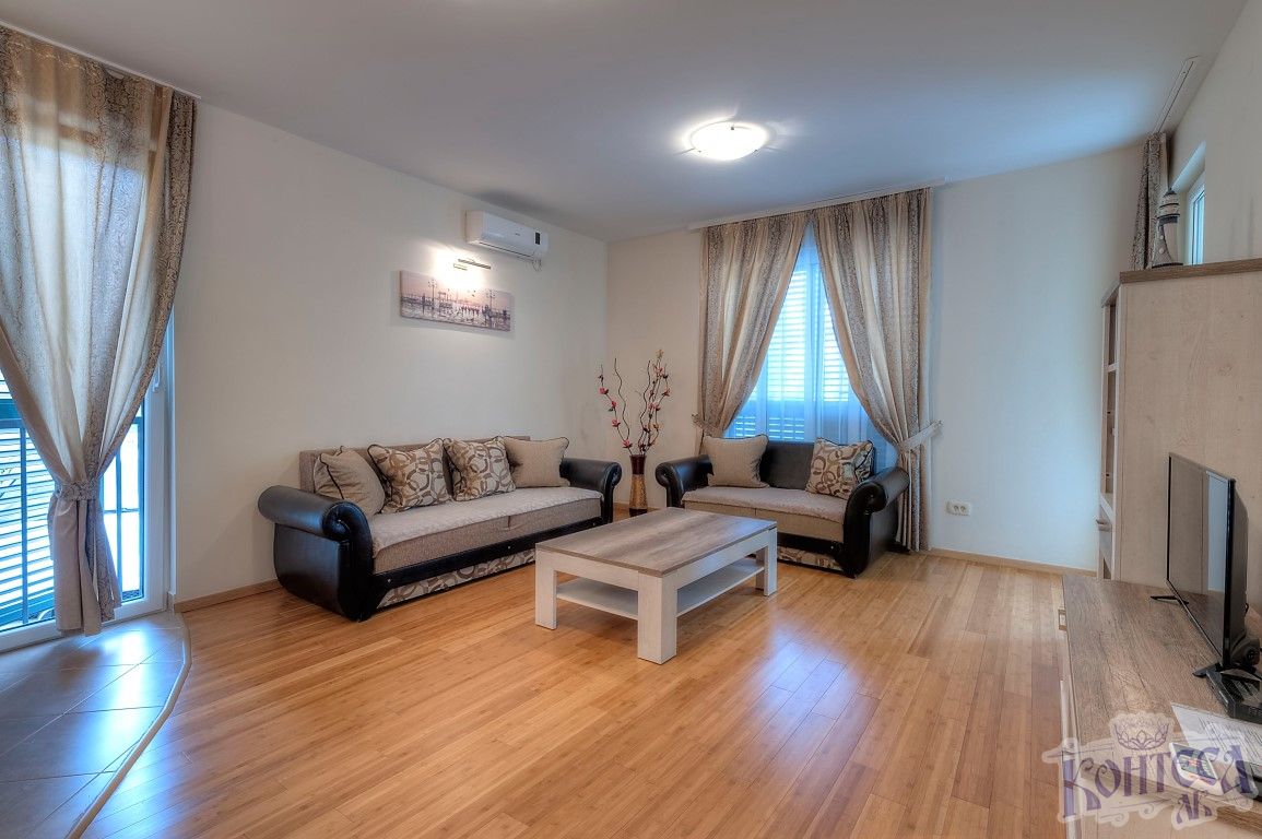 Luxury one bedroom apartment, 50m from the sea